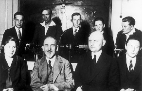 Prof. V. Čepinskis (sėdi viduryje) su asistentu ir studentais; stovi iš dešinės: A. Jucys, V. Kaveckis ir ketvirtas A. Šimkus