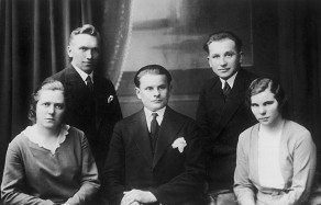 Studentų žemaičių S. Daukanto draugijos valdyba. Sėdi iš kairės: V. Kojelytė, A. Jucys ir S. Nezabitauskaitė, stovi A. Šimkus ir E. Petkevičius.