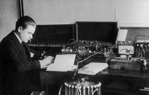 A. Jucys laboratorijoje atlieka diplominį darbą "Triodinė lemputė" (1931 m.)