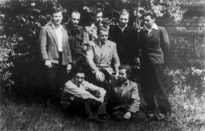 Doc. A. Jucys su VVU studentais fizikais (1950 m.). Stovi iš kairės: V. Šugurovas,
V. Tolutis, V. Trumpauskas, M. Mikalkevičius, J. Viščakas; sėdi: B. Perkalskis ir K. Ušpalis.