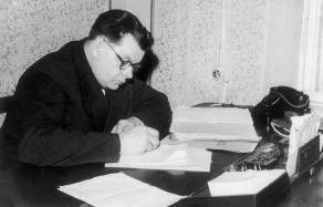 MA Fizikos instituto direktorius A. Jucys savo kabinete (1961 m.)