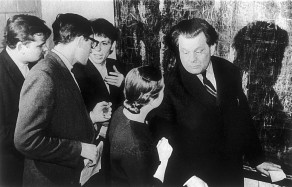 A. Jucys su savo mokiniais fizikais teoretikais (1962 m.). Iš dešinės: A. Jucys, J. Vizbaraitė, A. Savukynas ir J. Čiplys.  (V. Bražo nuotrauka.)
