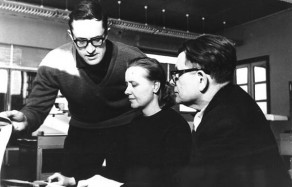 1963 m. prie kompiuterio BESM 2M pulto. Iš kairės: J. Čiplys, J. Vizbaraitė ir A. Jucys