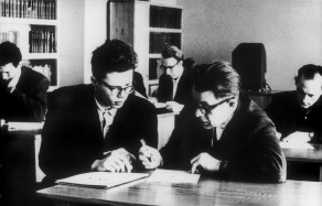 A. Jucys su aspirantu R. Karazija aptaria jo disertaciją (1967 m.).  (K. Liubšio nuotrauka.)