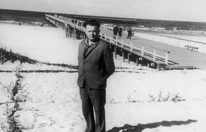A. Jucys prie tilto į jūrą Palangoje (1969 m.)