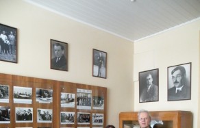 Memorialinio kambario prižiūrėtoja A. Momkauskaitė ir A. Jucio biografas R. Karazija. Viršuje dešinėje – A. Jucio mokytojų D. R. Hartree ir A. Foko portretai (2009 m.)